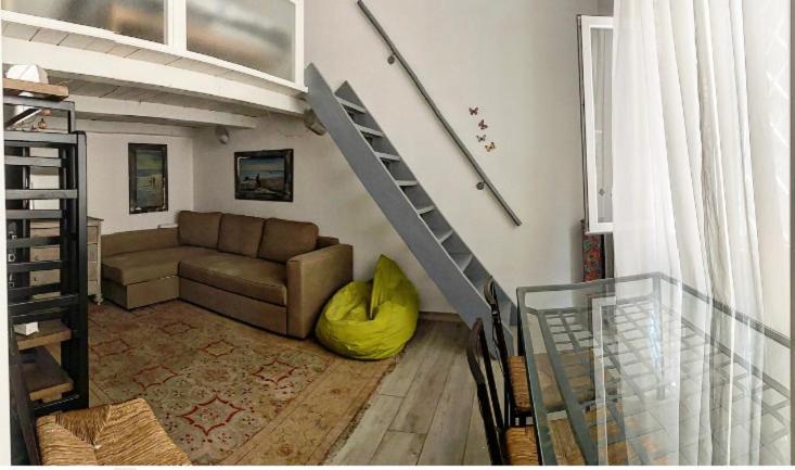 Loft With Little Backyard And Patio * Rom